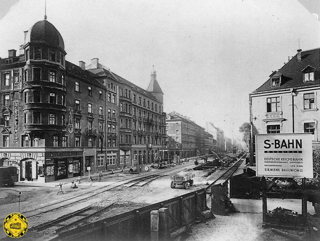 02 ) ohne ortsangabe ) lindwurmstraÃe (1947) (0002.01) tram) gleisbau arbeiten mit schild der s bahn ( k.h. )
